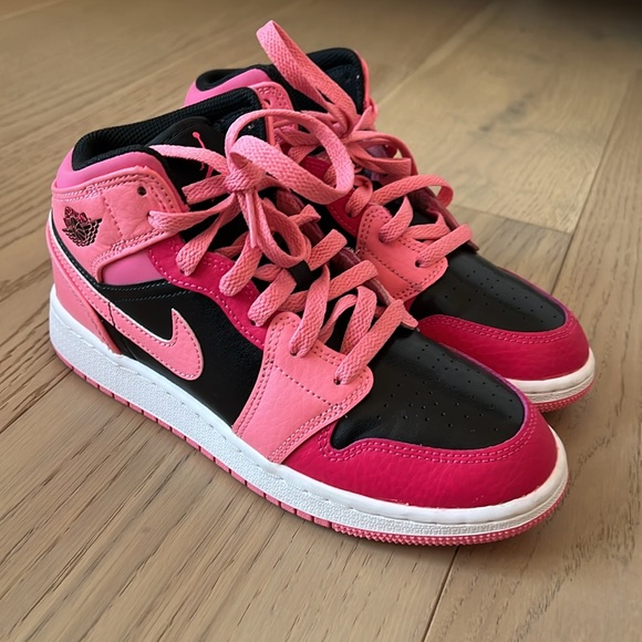 Pink and black jordan’s size 4 - Picture 4 of 4